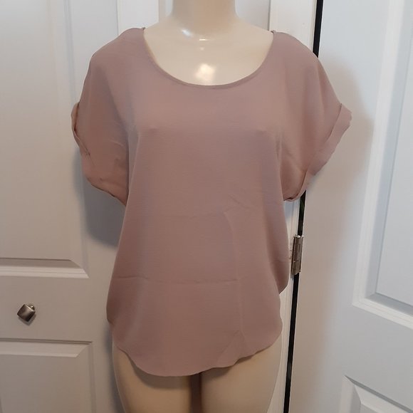 Olive & Oak Tops - Olive & Oak blush mauve short sleeve top zip back closure